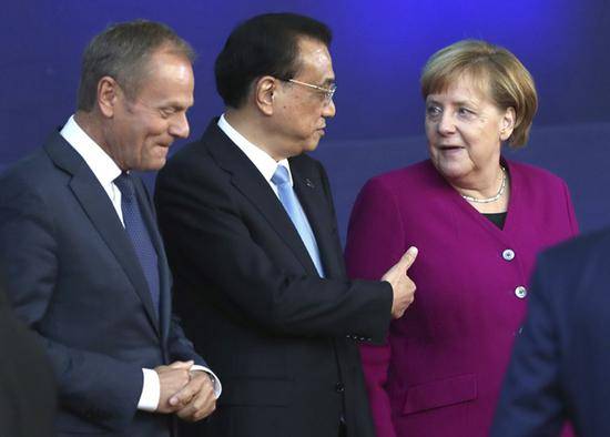 左起：欧盟理事会主席图斯克、国务院总理李克强、德国总理默克尔图自美联社