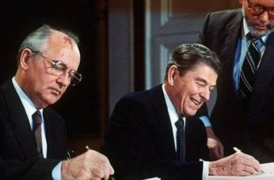 苏联与美国签署《中导条约》（图源：法新社）