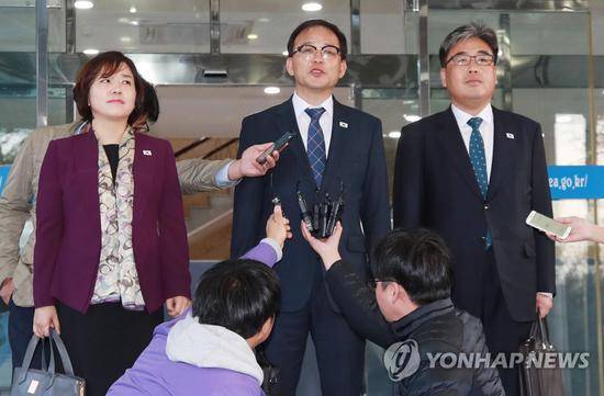 22日上午，韩方代表团成员赴会前接受采访。（韩联社）