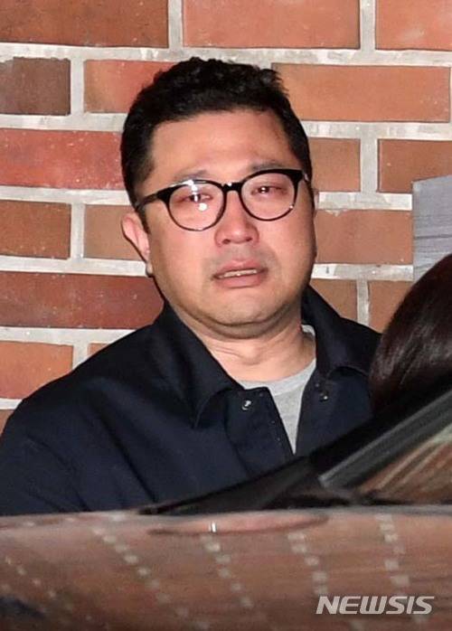 李明博被拘捕后，他的儿子李时炯泣不成声。（韩国西斯通讯社）