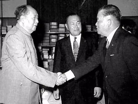 1972年9月27日，毛泽东主席在中南海会见来访的日本首相田中角荣（中）、外务大臣大平正芳