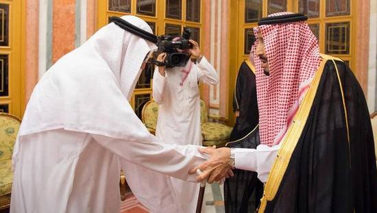 沙特国王与遇害记者家属握手
