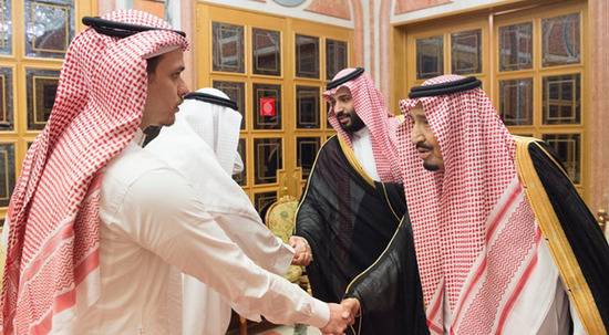 沙特国王与王储接见遇害记者家属（阿拉伯电视台）