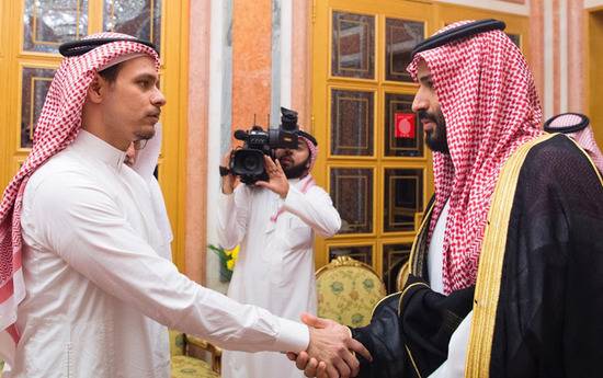 沙特王储与遇害记者家属握手