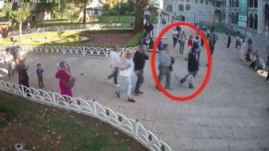 一名男子穿着卡舒吉的衣服离开领事馆。（图：CNN）