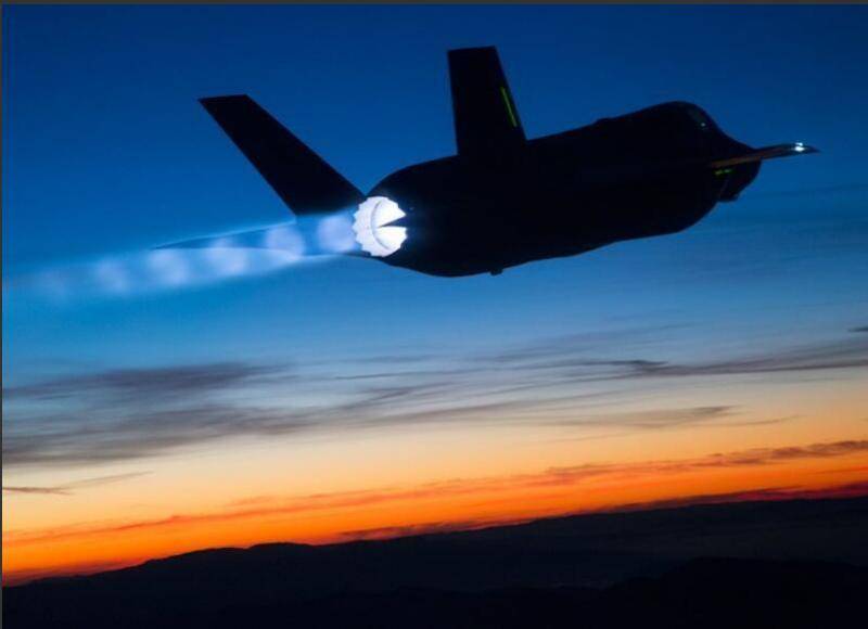 资料图：F-35战机夜间开加力加速试飞。