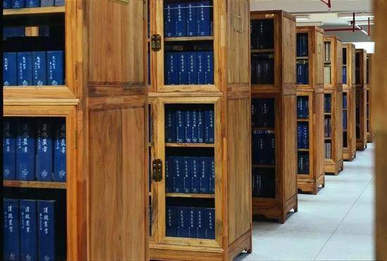 1985年为建立适应读者需要的新的藏书布局模式，图书馆提出三线藏书的建设目标：一线藏书为开架借阅，二线藏书为基本书库和总出纳台，三线藏书为复本书库和善本、旧报刊等。