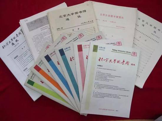 1994年10月《北京大学图书馆通讯》创刊，迄今已有98期，详细记录了图书馆的发展历程。