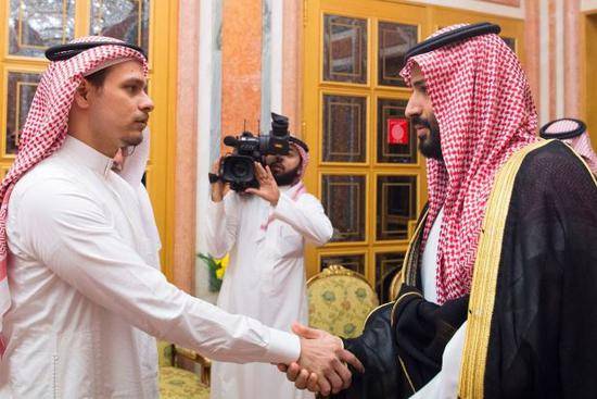 ▲沙特王储于23日下午会见卡舒吉之子（左）。图据社交媒体