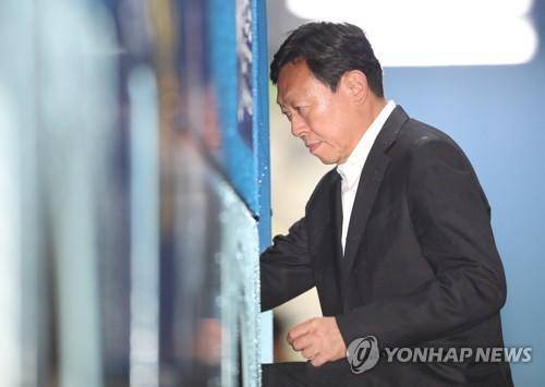 资料图：10月5日，在首尔高等法院，辛东彬在二审听判后走上囚车离开法院，他将在返回首尔看守所后获释。（图片来源：韩联社）