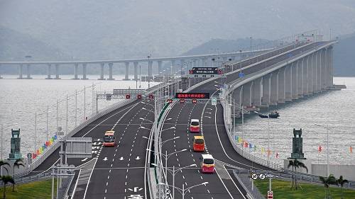 10月24日，车辆行驶在港珠澳大桥上。新华社记者梁旭摄