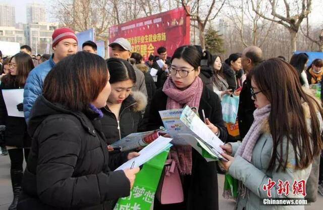 资料图：河北毕业生大型招聘会“90后”成应聘主力军。中新社记者韩冰摄