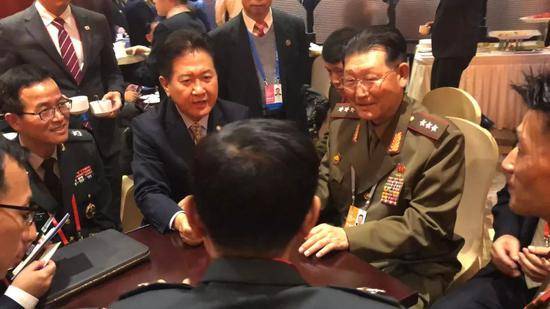 韩国国防部副部长徐柱熙（左）与朝鲜武力省副相金亨龙（右）周四在第八届北京香山论坛上会面。
