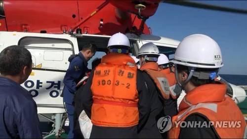 韩国海警将伤员送上直升机。（济州海警）