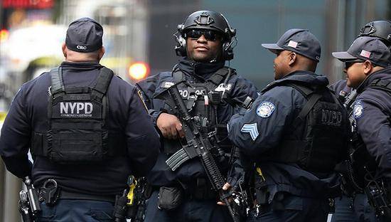 10月24日，美国纽约，在CNN总部发现可疑包裹后，纽约警方反恐小队在CNN所在的时代华纳中心外警戒。图片来源：视觉中国