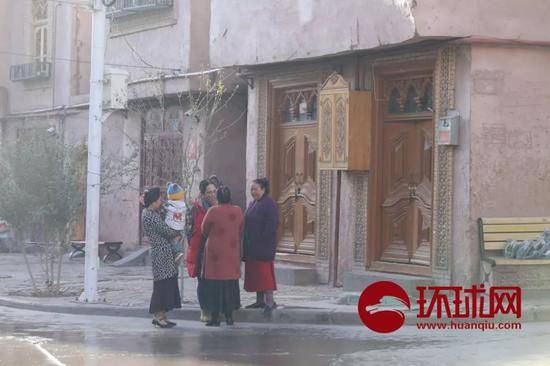 23日，喀什老城，在街角聊天的家庭主妇们