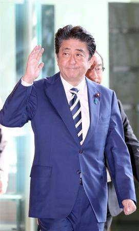 安倍晋三25日上午从官邸出发（产经新闻）