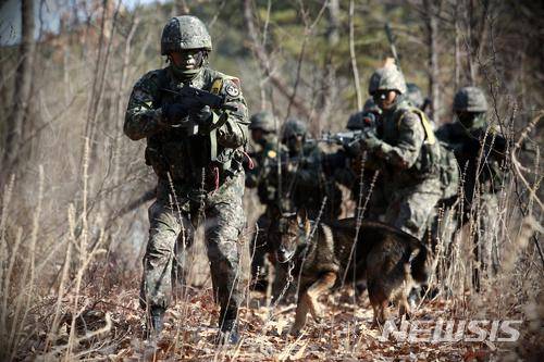 图为韩国陆军野外机动训练场景（纽西斯通讯社）