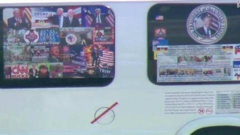 嫌疑人萨约克的车窗上贴有很多特朗普的照片。（CNN）