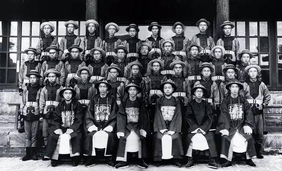 1907年，即将赴日本留学的山西大学堂学生。图/FOTOE