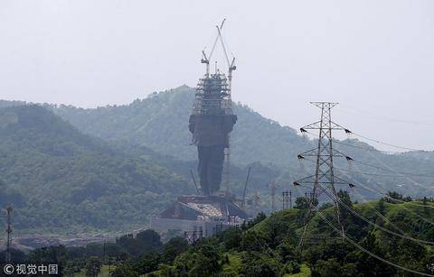 建造中的帕特尔塑像。（图片来源：视觉中国）