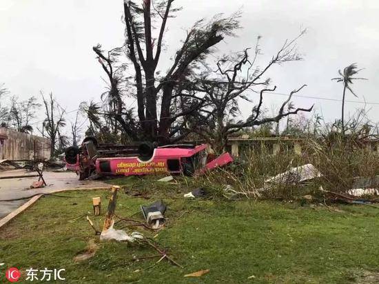 当地时间2018年10月26日，超强台风“玉兔”横扫塞班岛，当地住宅被吹毁、电线杆连根拔起，城镇几乎化为废墟遍地狼藉。图源：东方IC