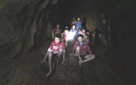 泰国少年足球队受困洞穴多日被发现仍活着。