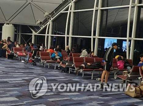 图为在香港机场等待的乘客。（韩联社）