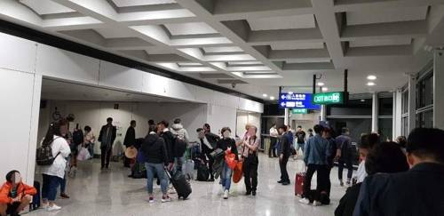 图为在香港机场等待的乘客。（韩联社）