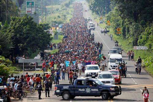 移民大军沿着危地马拉与墨西哥边界的公路一路北上，希望从墨西哥入境美国。（路透社）