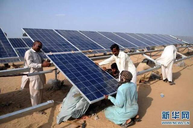 ▲资料图片：2015年，在巴基斯坦旁遮普省巴哈瓦尔布尔地区，巴基斯坦工人在中兴能源有限公司投资建设的900兆瓦光伏地面电站安装太阳能电池板。