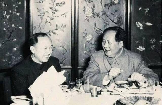 △1956年，毛泽东同志邀请钱学森赴宴，并坐在离自己最近的位置