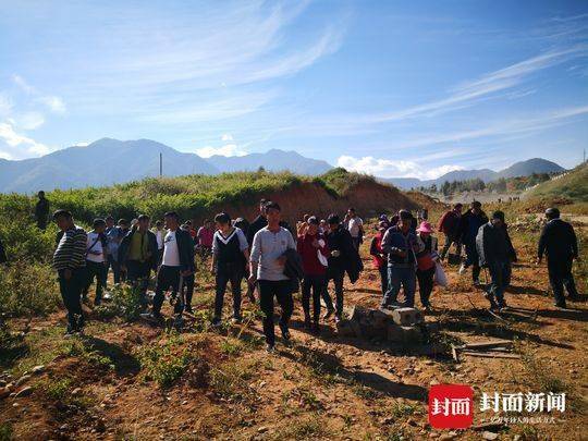 人群开始撤离“挖宝”现场