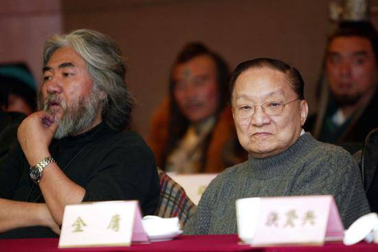 2005年，张纪中和金庸在浙江象山《神雕侠侣》剧组。图/视觉中国