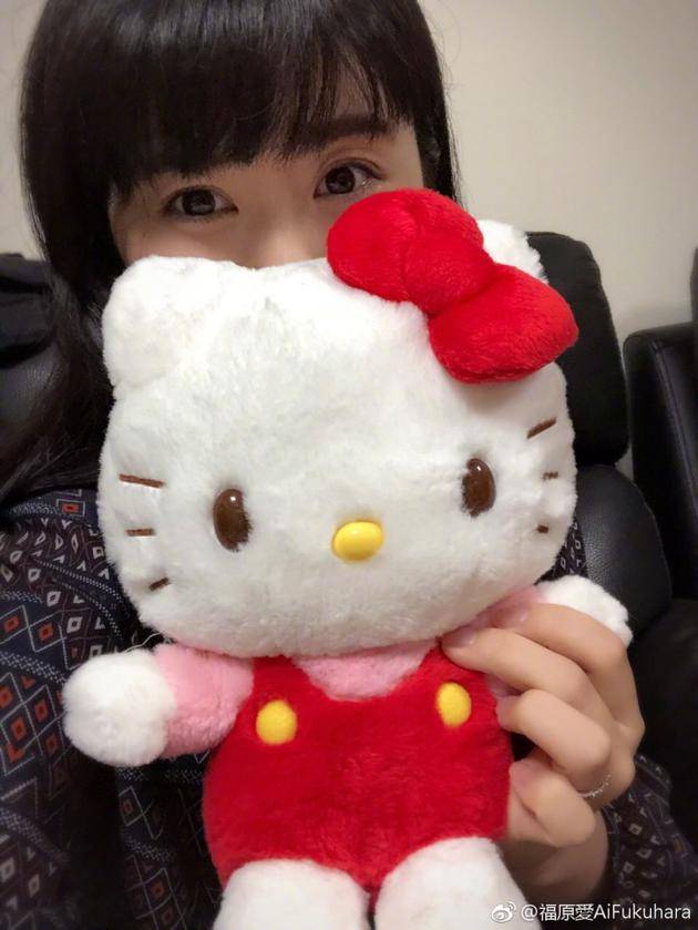 福原爱与HelloKitty合影庆生