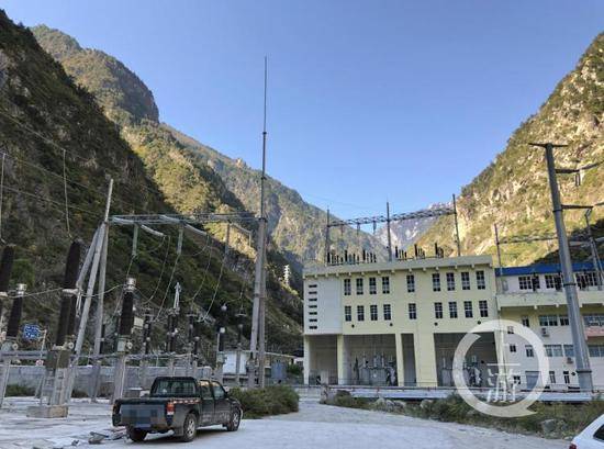 10月31日，位于川西高原深山里的一家水电站，这里生产的电直接输送给附近的比特币“矿场”。摄影/上游新闻见习记者胡磊