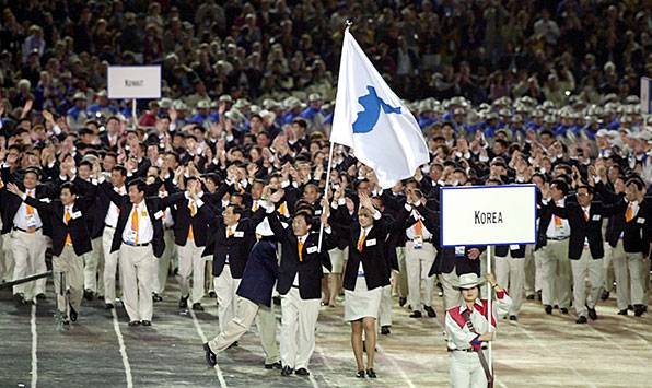 2000年悉尼奥运会，朝韩选手共同入场。（韩国KBS新闻）