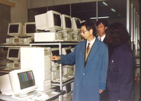 1992年，倪光南在联想微机生产基地。受访者供图