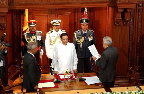 2015年8月21日，在斯里兰卡首都科伦坡，维克勒马辛哈（前右）向西里塞纳（前中）宣誓就职。（新华社记者黄海敏摄）