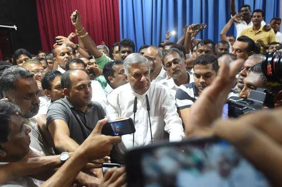 10月27日，在斯里兰卡科伦坡，维克勒马辛哈出席新闻发布会。（新华社发）