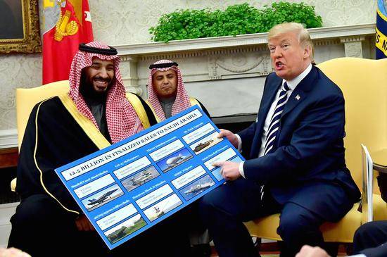 特朗普去年五月与沙特签署1100亿美元军火单来源：GettyImages
