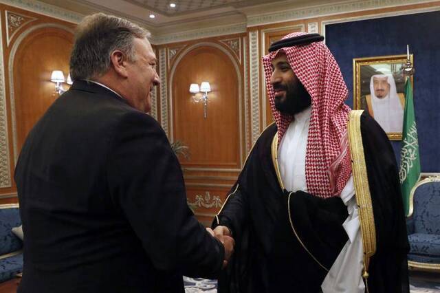 蓬佩奥10月16日访问沙特，与王储本萨曼握手来源：Vox