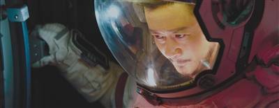 吴京以特别出演的身份在片中饰演航天员刘培强，接这个角色主要是因为当初看剧本的时候，让他想到了自己的儿子。