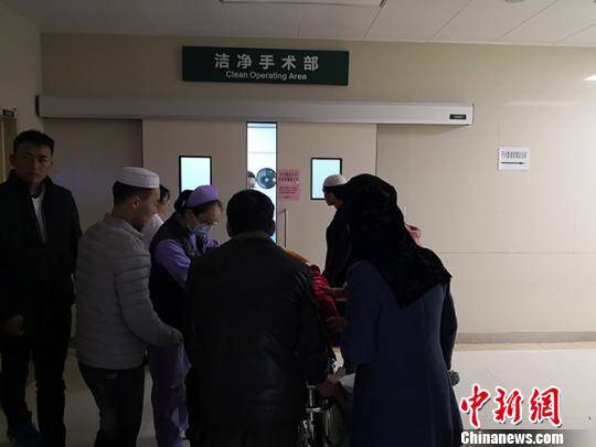 图为此次事故伤者在医院接受治疗。冯志军摄