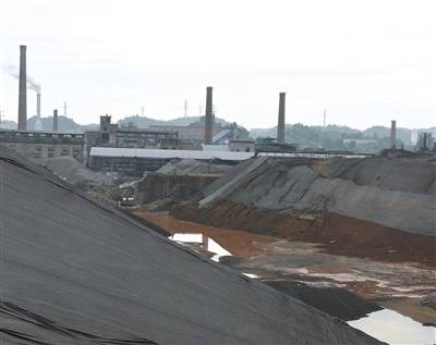 10月30日，川威集团成渝钒钛的货场区域。该区域的环境问题曾在9月被投诉，后来整改铺上防尘网。但仍能看到区域内有红褐色的铁水，部分矿粉未被覆盖完全。