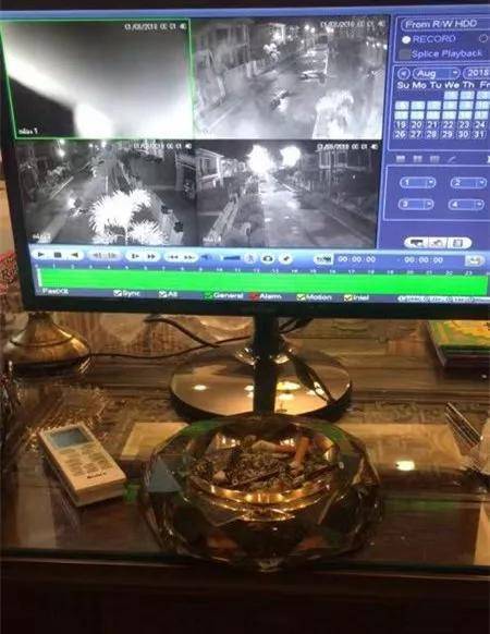 ▲弟弟遇害后，李飞鹏抽了很多烟，反复看弟弟家中的监控录像家属供图