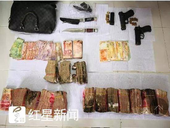 ▲警方缴获的赃款和作案凶器图据湖南省公安厅