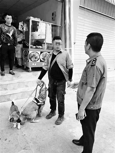 执法人员在云南文山街头劝说市民文明养犬