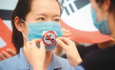 江苏省扬州市控烟志愿者在街头用行为艺术的方式劝市民戒烟。孟德龙摄（新华社发）
