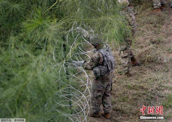 当地时间11月2日，美国得州Hidalgo，中美洲移民大军压境美国，美国士兵在美墨边境安装铁丝网严防移民入境。